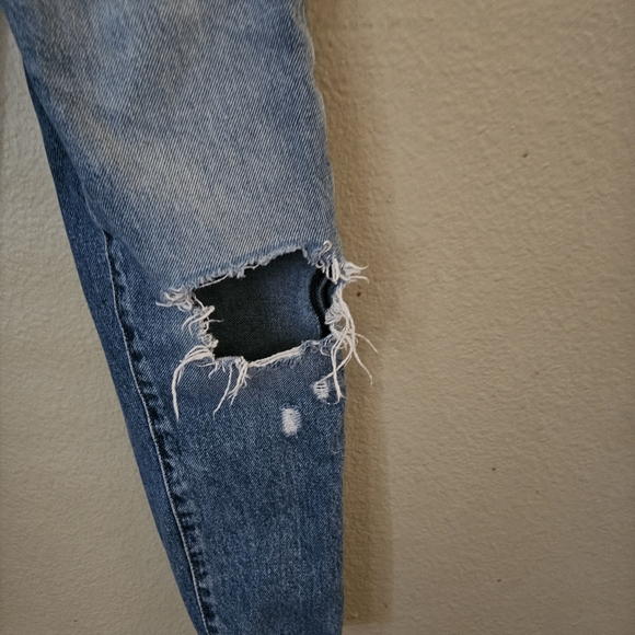 Forever 21 Kids Size 5-6 Blue Relaxed Fit Distressed Jeans - Picture 3 of 10